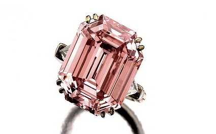 Viên kim cương hồng nặng 11 carat.Cũng trong buổi đấu giá, một viên kim cương màu hồng tuyệt đẹp, nặng 11 carat, đã được bán với giá 10,3 triệu USD.